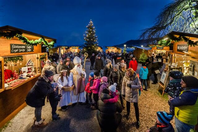 Beim Mattseer Adventmarkt am See geht es um Sinn und Werte in der Vorweihnachtszeit. Der Nikolaus kommt am 9. Dezember 2023 ab 15:30 Uhr. | Foto: Chris Hofer Fotografie und Film