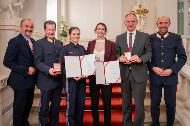 In Wien bekamen zwei steirischen Polizistinnen (Mitte) die "Lebensrettermedaille" verliehen. | Foto: LPD/BMI