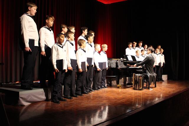 Für die Wiener Sängerknaben ist sozialen Engagement Teil ihrer Identität. Regelmäßig halten sie Workshops für Chorleiter und Kinder und singen Benefizkonzerte.