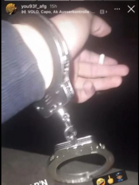 Die Handschellen fotografiert.