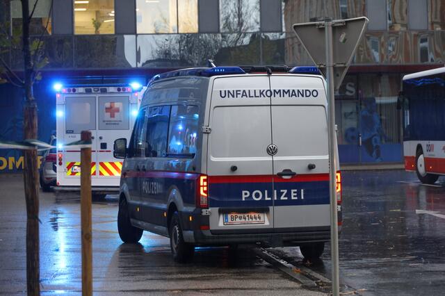 Am Welser Bahnhofsgelände wurde ein 13-Jähriger vor der Haltestelle beim Queren der Straße von einem Linienbus erfasst und schwer verletzt. Er musste mit dem Hubschrauber ins Krankenhaus gebracht werden. | Foto: laumat.at