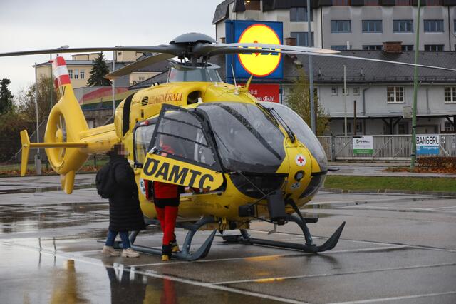 Am Welser Bahnhofsgelände wurde ein 13-Jähriger vor der Haltestelle beim Queren der Straße von einem Linienbus erfasst und schwer verletzt. Er musste mit dem Hubschrauber ins Krankenhaus gebracht werden. | Foto: laumat.at