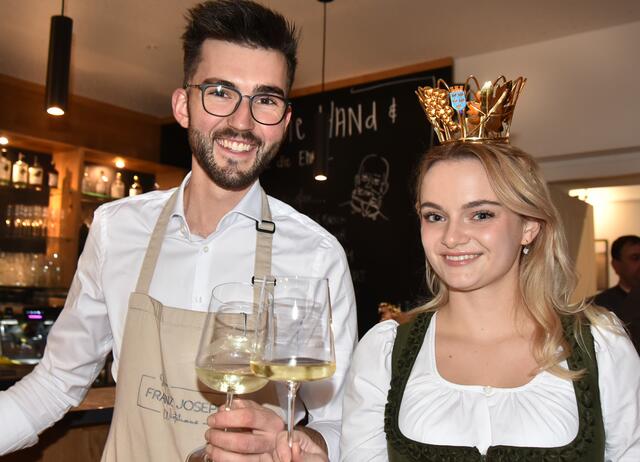 Wirt Michael Fabich und Vize-Weinkönigin Magdalena Eser. | Foto: Herbert Schleich