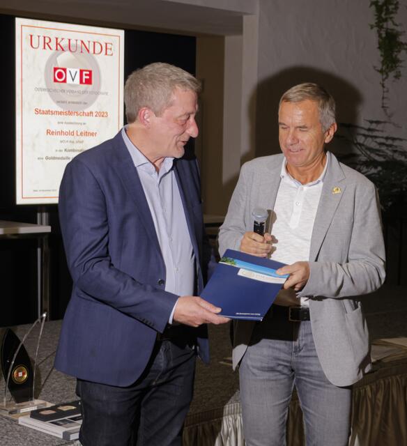 Reinhold Leitner (links) erhält von Starclipper Verkaufsleiter Klaus Holzmann einen Gutschein für eine Mittelmeer Kreuzfahrt. | Foto: ÖVF