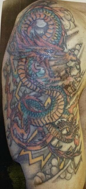 Erkennen sie dieses Tatoo oder jemanden der Tatoos in dieser Art vor 25 Jahren anfertigte? 