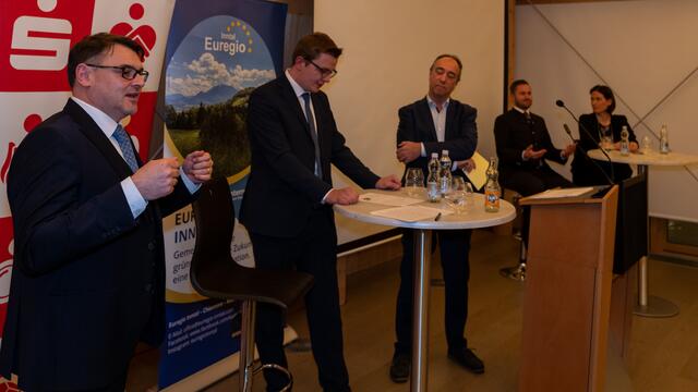 Die Euregio Inntal feierte die Zusammenarbeit mit
einer hochkarätigen Podiumsdiskussion im Premierenhaus der Festspiele in Erl. | Foto: Rainer Nitzsche