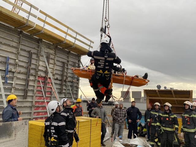 Die Berufsfeuerwehr rückte am Dienstag in der Früh zu einem Einsatz aus. Ein Mann musste aus 25 Metern Höhe gerettet werden. | Foto: Stadt Wien/Feuerwehr