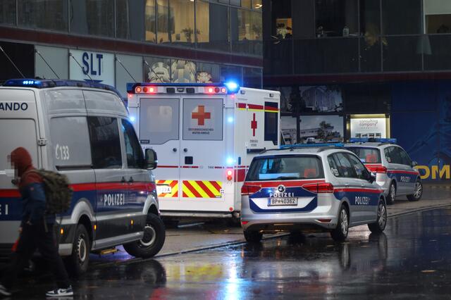 Am Welser Bahnhofsgelände wurde ein 13-Jähriger vor der Haltestelle beim Queren der Straße von einem Linienbus erfasst und schwer verletzt. Er musste mit dem Hubschrauber ins Krankenhaus gebracht werden. | Foto: laumat.at