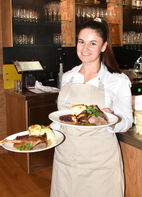 Bio-Weidegans mit Kartoffelknödel und Apfelrotkraut wurden serviert. | Foto: Herbert Schleich