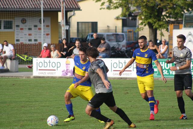 Die Rückkehr von Thomas Schlager (l., blau) oder die Verpflichtung von Furkan Ygit (r., blau) machten aus dem SC St. Valentin ein Top-Team in der Bezirksliga Ost.