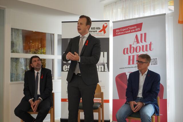 Gesundheitslandesrat Karl-Heinz Kornhäusl ist selbst Arzt und motiviert die Menschen, das Angebot der "AIDS-Hilfe Steiermark" wahrzunehmen. | Foto: Löschnig