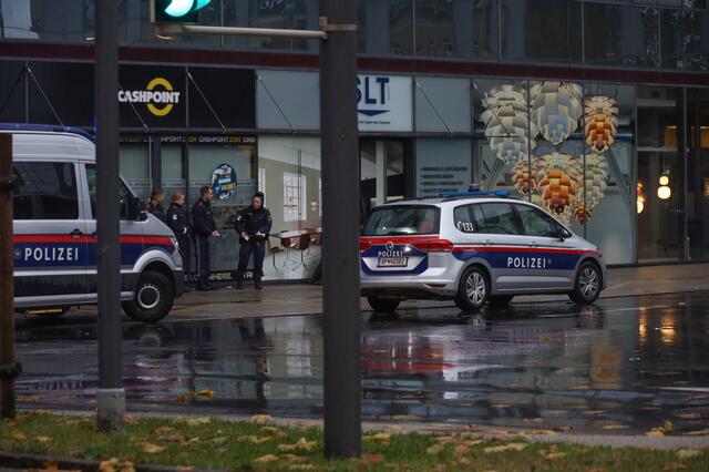 Am Welser Bahnhofsgelände wurde ein 13-Jähriger vor der Haltestelle beim Queren der Straße von einem Linienbus erfasst und schwer verletzt. Er musste mit dem Hubschrauber ins Krankenhaus gebracht werden. | Foto: laumat.at