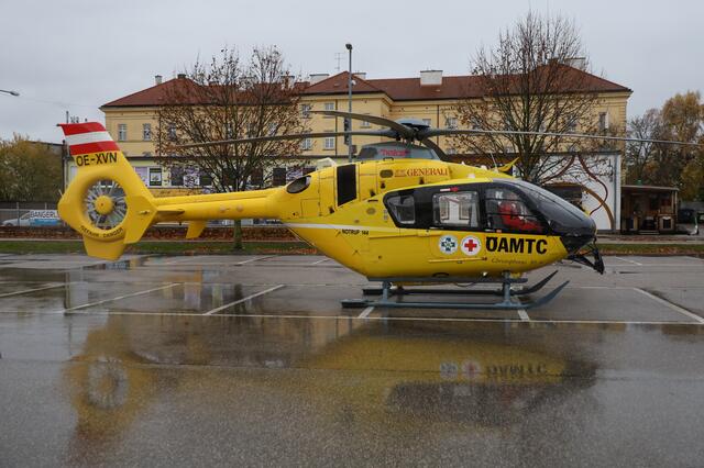 Am Welser Bahnhofsgelände wurde ein 13-Jähriger vor der Haltestelle beim Queren der Straße von einem Linienbus erfasst und schwer verletzt. Er musste mit dem Hubschrauber ins Krankenhaus gebracht werden. | Foto: laumat.at
