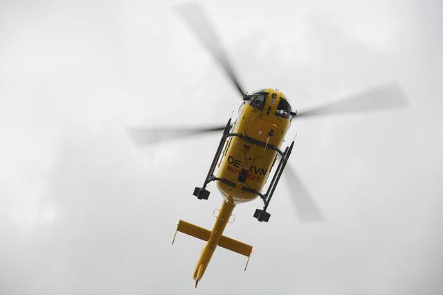 Am Welser Bahnhofsgelände wurde ein 13-Jähriger vor der Haltestelle beim Queren der Straße von einem Linienbus erfasst und schwer verletzt. Er musste mit dem Hubschrauber ins Krankenhaus gebracht werden. | Foto: laumat.at