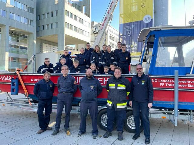 Feuerwehrjugendgruppen mit Bezirkssachbearbeiter Feuerwehrjugend Erich Stricker(1. Reihe, 1. von rechts) am Feuerwehrboot | Foto: BFKDO St.Pölten