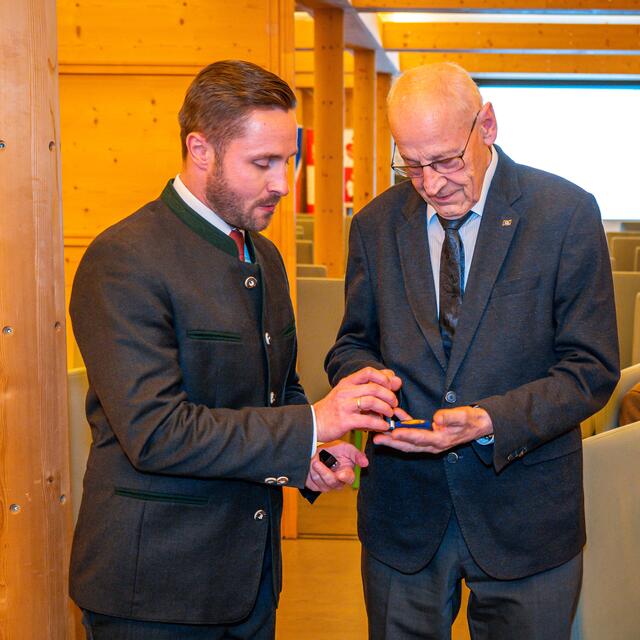 Der 2. Bürgermeister von Rosenheim Daniel Artmann übergab die Verdienstmedaille an den Ehrenpräsidenten Walter J. Mayr.  | Foto: Rainer Nitzsche