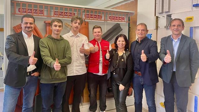 Michael Bergmann (3. von links) siegte vor Lukas Knaus (Mitte) und Andreas Lechner (2. von links), die  Jury bildeten Gerhard Csida (links), Martina Rauchbauer, Werner Adelmann (2. von rechts) und Michael Lehrner. | Foto: Wirtschaftskammer