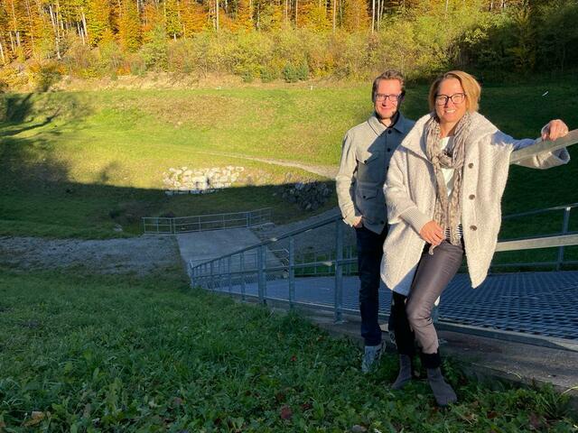 Stadtrat Clemens Ableidinger und Stadt- sowie Europagemeinderätin Katharina Danninger wissen um die Finanzzuschüsse der EU, wie etwa hier beim Rückhaltebecken Marbach, Bescheid. | Foto: Hahn