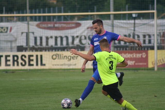 Den Schwung aus dem herausragenden Frühjahr konnte der Ennser Sportklub (blau, Marin Pervan) auch durchaus in die neue Spielzeit mitnehmen. Trotz Rang neun fehlen derzeit nur drei Punkte auf Platz vier.