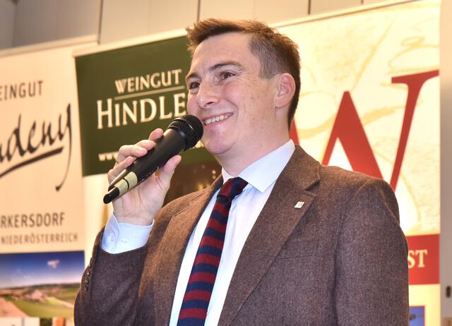 Bürgermeister von Schrattenthal Stefan Schmid moderierte den Abend. | Foto: Herbert Schleich