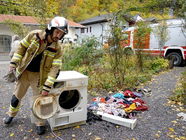 Ein Wäschetrockner fing Feuer. Die Feuerwehr war schnell zur Stelle und löschte den Brand. | Foto: Zoom Tirol