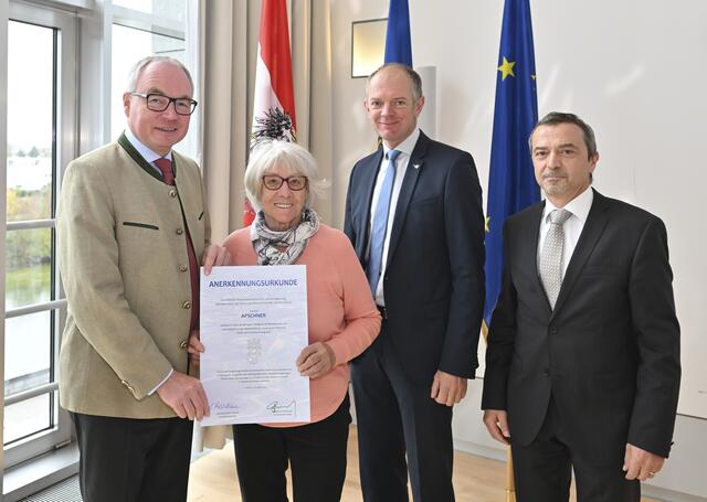Ehrung für die 40-jährige Betreuung einer hydrographischen Messstelle:  LH-Stv. Stephan Pernkopf, Frau Christa Apschner (Messstellenbeobachterin), Martin Angelmaier (Abteilungsleiter Wasserwirtschaft), Franz Higer (Referatsleiter Hydrographie). | Foto: NLK