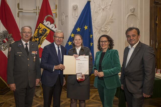 Elisabeth Ehrenfellner-Lugstein aus Straßwalchen (Flachgau), RK-Präsident Werner Aufmesser, Landeshauptmann Wilfried Haslauer, Landesrätin Daniela Gutschi, Landesrat Christian Pewny. | Foto: Land Salzburg/Neumayr/Leopold