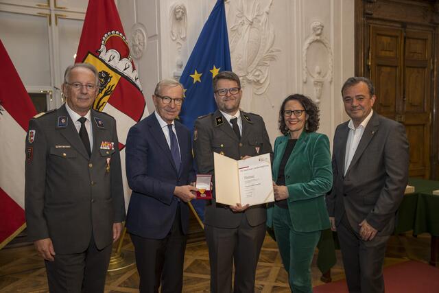 Robert Kronthaler aus Hallein (Tennengau), RK-Präsident Werner Aufmesser, Landeshauptmann Wilfried Haslauer, Landesrätin Daniela Gutschi, Landesrat Christian Pewny. | Foto: Land Salzburg/Neumayr/Leopold