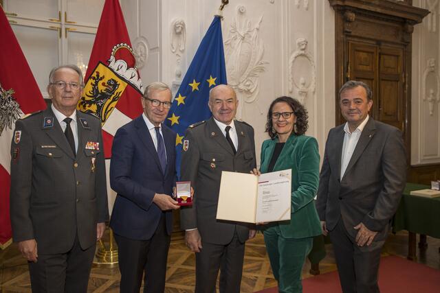 Johann Schober von der RK-Dienststelle Straßwalchen (Flachgau), RK-Präsident Werner Aufmesser, Landeshauptmann Wilfried Haslauer, Landesrätin Daniela Gutschi, Landesrat Christian Pewny. | Foto: Land Salzburg/Neumayr/Leopold
