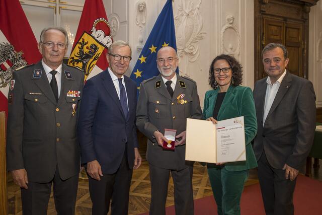 Christoph Fürthauer aus Pfarrwerfen (Pongau), RK-Präsident Werner Aufmesser, Landeshauptmann Wilfried Haslauer, Landesrätin Daniela Gutschi, Landesrat Christian Pewny. | Foto: Land Salzburg/Neumayr/Leopold