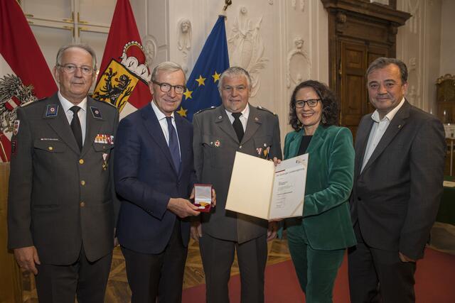 Josef Seebacher aus Radstadt (Pongau), RK-Präsident Werner Aufmesser, Landeshauptmann Wilfried Haslauer, Landesrätin Daniela Gutschi, Landesrat Christian Pewny | Foto: Land Salzburg/Neumayr/Leopold