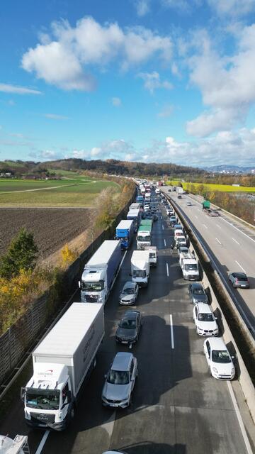 Die Unfälle sorgten für einen langen Stau. Die Autobahn war mehr als zwei Stunden gesperrt. | Foto: fotokerschi.at/Kerschbaummayr