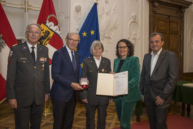 Erika Scharl von der RK-Dienststelle Mattsee (Flachgau), RK-Präsident Werner Aufmesser, Landeshauptmann Wilfried Haslauer, Landesrätin Daniela Gutschi, Landesrat Christian Pewny. | Foto: Land Salzburg/Neumayr/Leopold