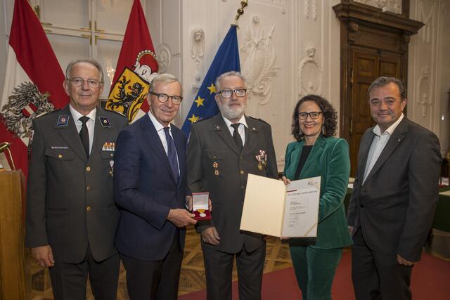 Ernst Wolfgang Oeltze aus Neumarkt (Flachgau), RK-Präsident Werner Aufmesser, Landeshauptmann Wilfried Haslauer, Landesrätin Daniela Gutschi, Landesrat Christian Pewny. | Foto: Land Salzburg/Neumayr/Leopold
