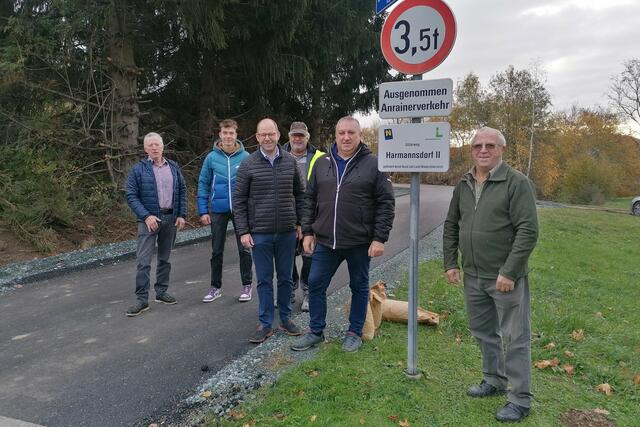 GfGR Alfred Pfeffer, Fabian Heel (Fa. Pusiol), Bgm. Thomas Heissenberger, Adolf Sommer (Fa. Pusiol), Manfred Baumgartner (NÖ Agrarbezirksbehörde, Abt. Güterwege) und Wilhelm Ungerböck. | Foto: Carina Binder