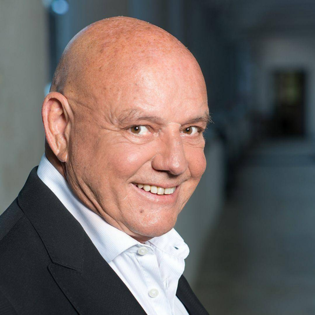 Schauspieler und Theater-Intendant Wolfgang Böck ist mit heiter-ungewöhnlichen Geschichten in Ried. | Foto: Bernhard Brunmair