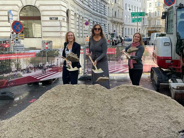 Bezirksvorsteherin Lea Halbwidl (SPÖ), Planungsstadträtin Ulli Sima (SPÖ) und NEOS-Mobilitätssprecherin Angelika Pipal-Leixner luden zum ersten Spatenstich.  | Foto: Salme Taha Ali Mohamed