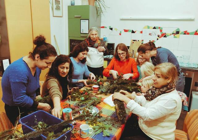Weihnachtlich wird die Stimmung, wenn in der Adventszeit sich die Nachbarschaft im Grätzel um das Margaretenbad trifft. Unter anderem steht gemeinsames Adventkranz-Binden auf dem Programm. | Foto: Grätzelinitiative Margaretenbad