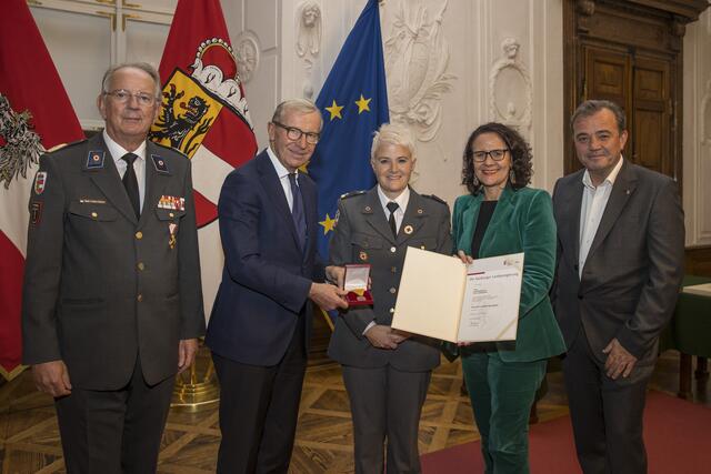  Olivia Schöndorfer aus Thalgau (Flachgau), RK-Präsident Werner Aufmesser, Landeshauptmann Wilfried Haslauer, Landesrätin Daniela Gutschi, Landesrat Christian Pewny. | Foto: Land Salzburg/Neumayr/Leopold