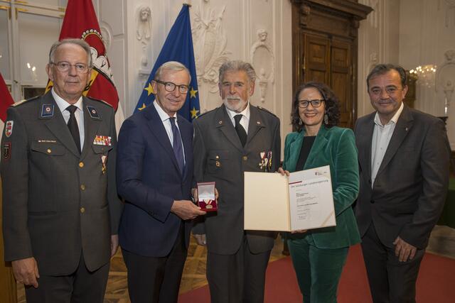 Franz Zellner aus Mattsee (Flachgau), RK-Präsident Werner Aufmesser, Landeshauptmann Wilfried Haslauer, Landesrätin Daniela Gutschi, Landesrat Christian Pewny.
 | Foto: Land Salzburg/Neumayr/Leopold