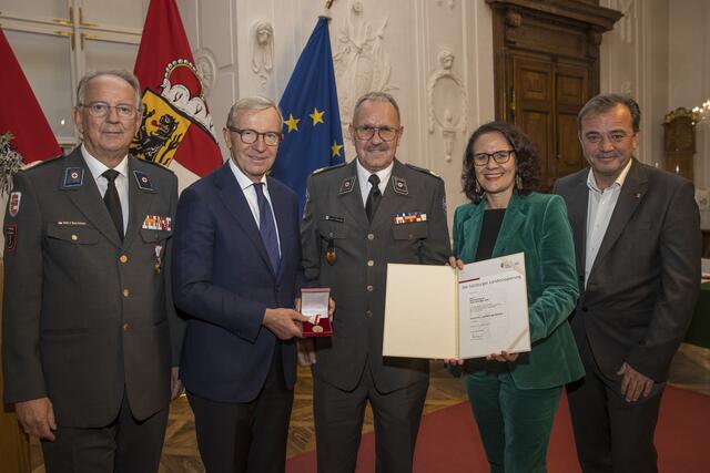 Josef Schwaiger aus St. Johann im Pongau, RK-Präsident Werner Aufmesser, Landeshauptmann Wilfried Haslauer, Landesrätin Daniela Gutschi, Landesrat Christian Pewny.
 | Foto: Land Salzburg/Neumayr/Leopold