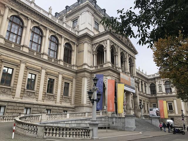 Die "österreichische HochschülerInnenschaft" spricht sich gegen die Podiumsdiskussion des RFS mit Götz Kubitschek aus.  | Foto: Sophie Brandl