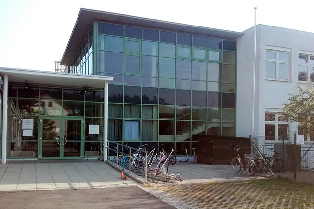 Bei einer routinemäßigen Kontrolle des Tournsaals in der Volksschule Pichling wurden im März statische Probleme festgestellt.  | Foto: LinzWiki
