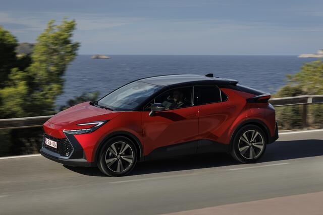 Er ist breiter und noch kühner und deutlich nachhaltiger produziert als sein Vorgänger: Der neue Toyota CH-R. Markteinführung ist im Jänner 2024.  | Foto: Toyota