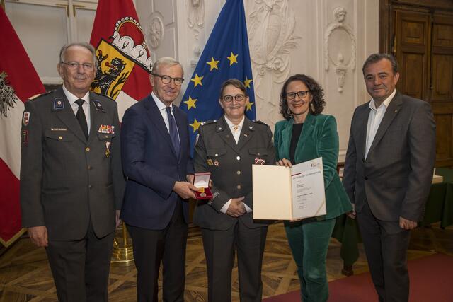 Gabriela Haupt aus Straßwalchen (Flachgau), RK-Präsident Werner Aufmesser, Landeshauptmann Wilfried Haslauer, Landesrätin Daniela Gutschi, Landesrat Christian Pewny. | Foto: Land Salzburg/Neumayr/Leopold