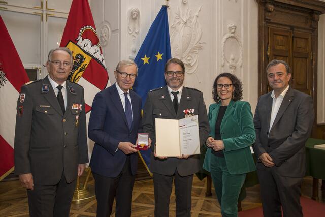 Stefan Mitteregger aus Saalfelden (Pinzgau), RK-Präsident Werner Aufmesser, Landeshauptmann Wilfried Haslauer, Landesrätin Daniela Gutschi, Landesrat Christian Pewny. | Foto: Land Salzburg/Neumayr/Leopold
