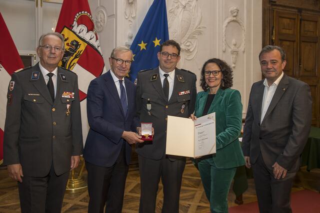 Robert Oberascher aus der Stadt Salzburg, RK-Präsident Werner Aufmesser, Landeshauptmann Wilfried Haslauer, Landesrätin Daniela Gutschi, Landesrat Christian Pewny. | Foto: Land Salzburg/Neumayr/Leopold