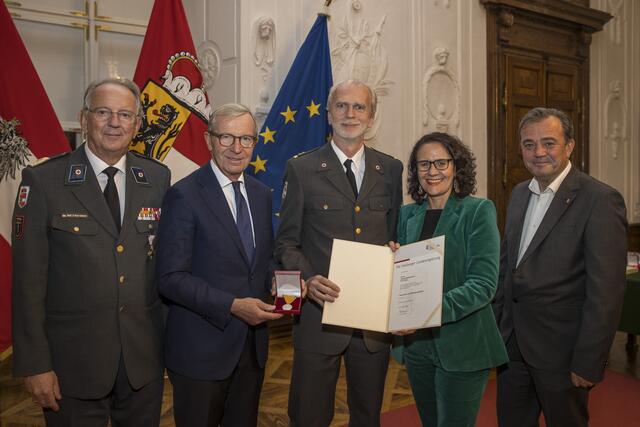 Karl Huber aus Altenmarkt (Pongau), RK-Präsident Werner Aufmesser, Landeshauptmann Wilfried Haslauer, Landesrätin Daniela Gutschi, Landesrat Christian Pewny. | Foto: Land Salzburg/Neumayr/Leopold