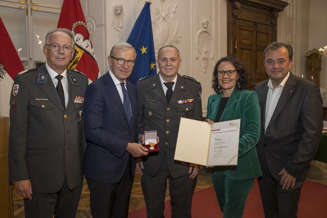 Helmut Strasser aus St. Johann im Pongau, RK-Präsident Werner Aufmesser, Landeshauptmann Wilfried Haslauer, Landesrätin Daniela Gutschi, Landesrat Christian Pewny. | Foto: Land Salzburg/Neumayr/Leopold