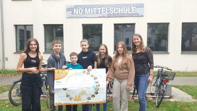 Die Schülerinnen und Schüler der 3a waren am Schulweg klimafreundlich unterwegs: Leonie Schebesta, Nico Pürcher, Marco Arbes, Bastian Widi, Selina Hadrigan, Julia Grünwald und Klassenvorstand Constanze Rieder. | Foto: MS Langenzersdorf